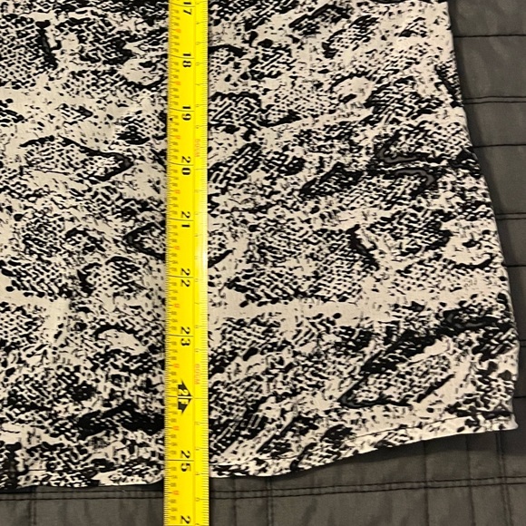 Cache’ shell with “caged” look. Snake print. Size Small New w/ Tags! - Picture 9 of 9